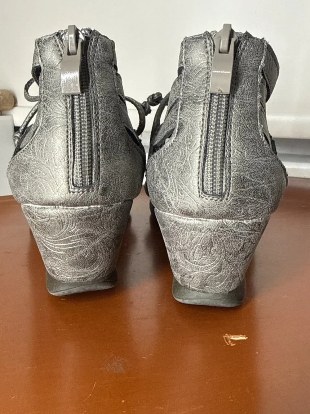 Corkys Boutique Lace Metallic Pewter Wedge Shoes Strappy Lace Up Women’s 7